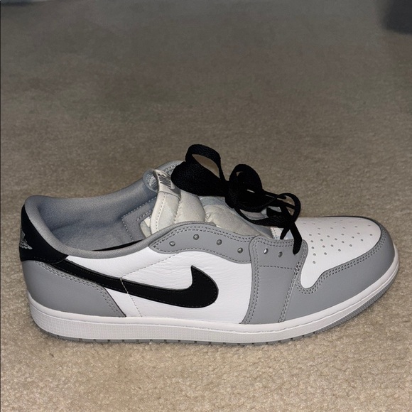Air Jordan 1 Retro Low OG “Barons” Sneaker - Picture 6 of 10